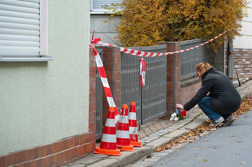 Nach Polizeiangaben sei in dem Mehrfamilienhaus eine 21-Jährige Frau umgebracht worden und ein Tatverdächtiger konnte knapp drei Stunden nach dem Fund festgenommen werden.