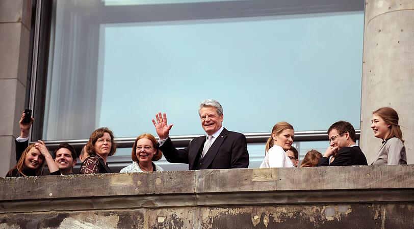 Joachim Gauck ist neuer Bundespräsident. Die
Bundesversammlung wählte den früheren DDR-Bürgerrechtler am Sonntag
mit großer Mehrheit zum Nachfolger von Christian Wulff. Der
72-Jährige erhielt 991 von 1228 gültigen Stimmen, das entspricht
einer Zustimmung von gut 80 Prozent. Für Gaucks Gegenkandidatin Beate
Klarsfeld votierten 126 Delegierte.