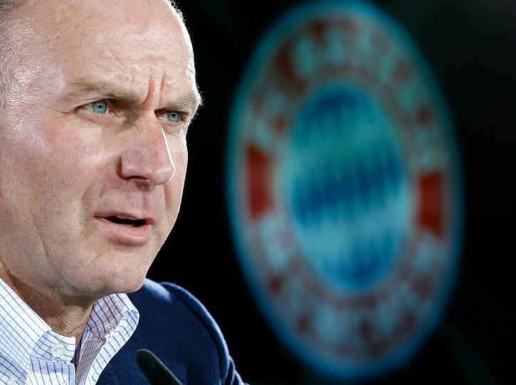&bdquo;Ich glaube, es ist wichtig, dass wir uns durch diese eine Niederlage jetzt nicht aus der Bahn werfen lassen&ldquo;, sagt FC Bayern Vorstandschef Karl-Heinz Rummenigge. Foto: Sebastian Widmann
