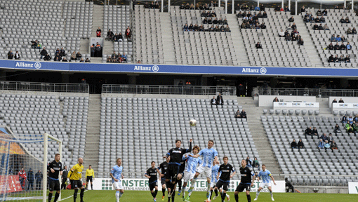 Ja, hier findet gerade ein Spiel in der zweiten Fußball-Bundesliga statt. Hält man nicht unbedingt für möglich, wenn man auf die leeren Ränge schaut – ist aber so. 1860 und der SC Paderborn trennten sich am Samstag 2:2. Ja, hier findet gerade ein Spiel in der zweiten Fußball-Bundesliga statt. Hält man nicht unbedingt für möglich, wenn man auf die leeren Ränge schaut – ist aber so. 1860 und der SC Paderborn trennten sich am Samstag 2:2.