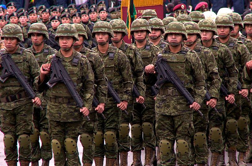 Bei einer Militärparade im September 2006 präsentiert das mexikanische Verteidigungsministerium SEDENA erstmals das Sturmgewehr FX-05. Laut offizieller Darstellung handelt es sich um eine mexikanische Produktion. Waffenexperten weltweit bezweifeln das und vermuten, das FX-05 sei ein Nachbau des G36-Sturmgewehrs von Heckler & Koch.