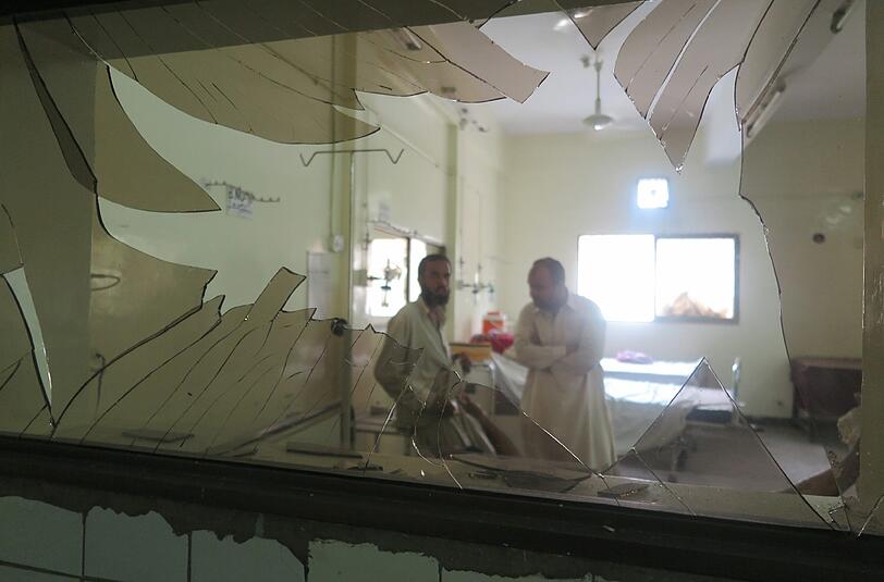 Blick auf eine zerstörte Fensterfront: Der Anschlag traf eine vor der Klinik versammelte Gruppe von Anwälten und Polizisten. Foto: Fayyaz Ahmed