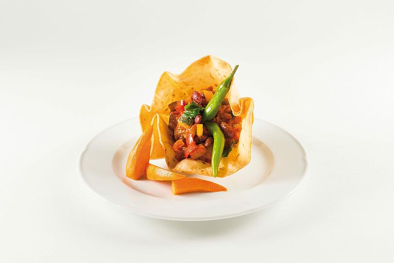Das Menü zu Eloize - Das vegetarische Hauptgericht: Knusprige Tortilla-Blüte, gefüllt mit würzigem Gemüse-Chili, dazu milder Korianderjoghurt und Süßkartoffelspalten