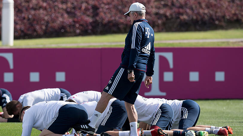 Flachs mit seinen Spielern: Jupp Heynckes tritt Niklas Süle während des Trainings in den Hintern.