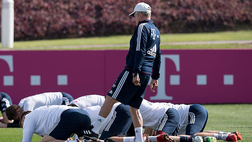 Flachs mit seinen Spielern: Jupp Heynckes tritt Niklas Süle während des Trainings in den Hintern.