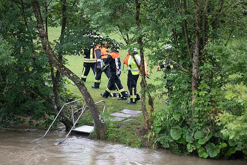 Intensive Suche der Rettungskräfte an Land und zu Wasser.
