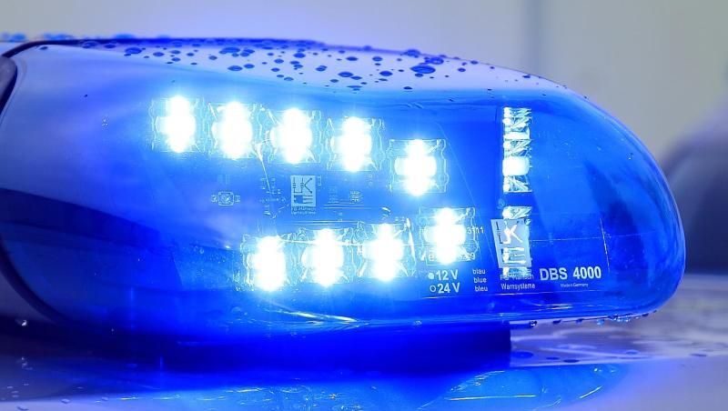 Ein Blaulicht leuchtet auf dem Dach eines Streifenwagens. Foto: Jens Wolf/dpa-Zentralbild/dpa/Symbolbild Ein Blaulicht leuchtet auf dem Dach eines Streifenwagens. Foto: Jens Wolf/dpa-Zentralbild/dpa/Symbolbild