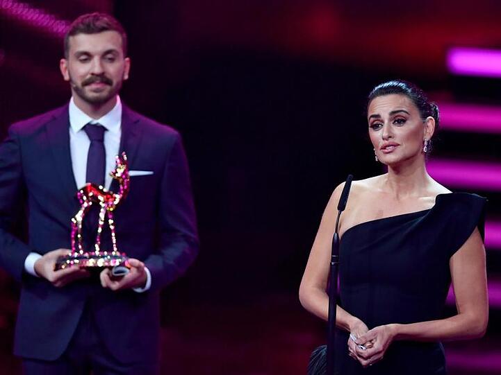 Edin Hasanovic hält für Penélope Cruz den Bambi bereit.