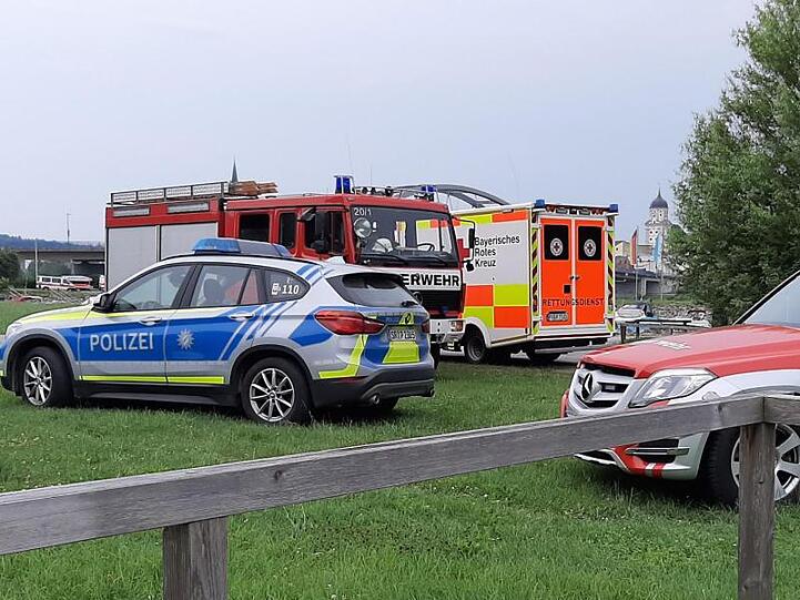 Einsatzfahrzeuge stehen am Ufer der Donau, an der Stelle, an der der Vater geborgen wurde. Foto: Markus Zechbauer