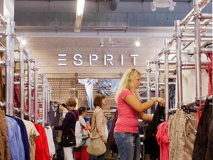 Der Modekonzern Esprit hat mit roten Zahlen zu kämpfen.