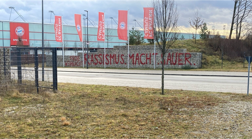Bild vom Morgen des 24. Dezember: "Rassismus. Macht. Sauer", steht auf der Steinwand am Bayern-Campus geschrieben. Bild vom Morgen des 24. Dezember: "Rassismus. Macht. Sauer", steht auf der Steinwand am Bayern-Campus geschrieben.