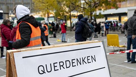 Teilnehmer stehen auf bei einer "Querdenker"-Demo gegen die Corona-Einschränkungen auf dem Alexanderplatz in Berlin (Archiv).