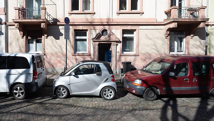 Autos stehen in einem Bereich, in dem zu einer bestimmten Zeit nur Anwohner parken dürfen.