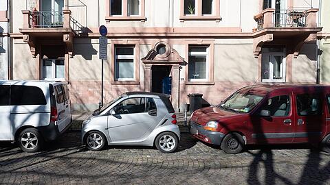 Autos stehen in einem Bereich, in dem zu einer bestimmten Zeit nur Anwohner parken dürfen.