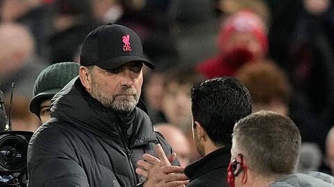 Am Sonntag treffen Liverpools Trainer Jürgen Klopp (l) und Arsenal-Coach Mikel Arteta wieder aufeinander.