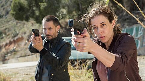 "Der Barcelona-Krimi: Absturz": Xavi Bonet (Clemens Schick, l.) und Fina Valent (Anne Schäfer) müssen etwas Tragisches mit ansehen.