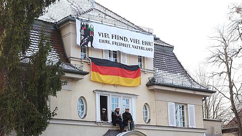 Die Burschenschaftler der rechtsextremen Studentenverbindung Danubia erwarteten die Demonstranten am Sonntag mit Banner und Deutschlandfahne.