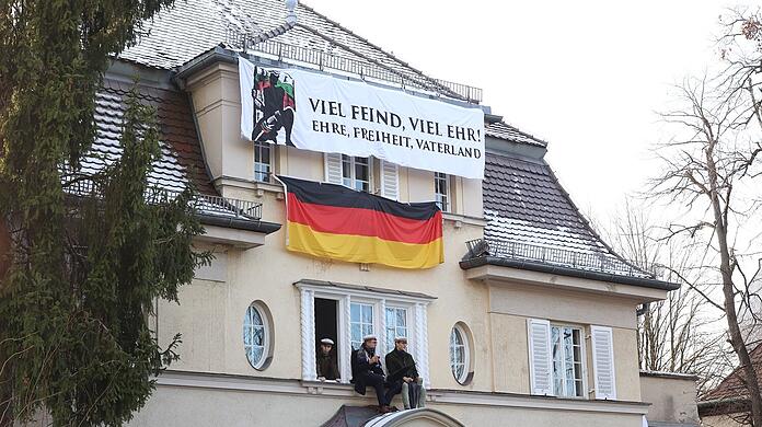 Die Burschenschaftler der rechtsextremen Studentenverbindung Danubia erwarteten die Demonstranten am Sonntag mit Banner und Deutschlandfahne.