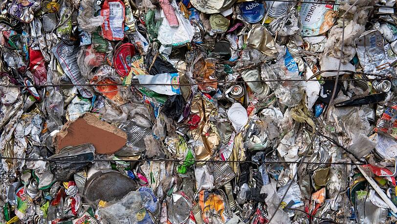 Dieser gepresste Verpackungsmüll aus gelben Säcken oder gelben Tonnen wartet auf dem Betriebsgelände der Firma Grunske Metall-Recycling auf die Sortierung.