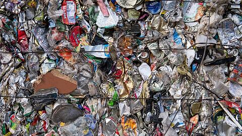 Dieser gepresste Verpackungsmüll aus gelben Säcken oder gelben Tonnen wartet auf dem Betriebsgelände der Firma Grunske Metall-Recycling auf die Sortierung.