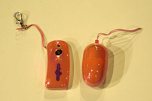 Was aussieht wie eine Computermaus in Orange-Pink mit passendem MP3-Player ist in Wirklichkeit ein "Vibrating Egg" mit Fernsteuerung (Reichweite: 10 Meter). Empfohlen wird dieses Produkt vor allem verliebten Paaren.