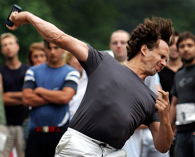 HANDYWEITWURF: Die Finnen als Erfinder der Sportart beherrschen seit Jahren auch die Weltmeisterschaften. 2012 siegte Ere Karjalainen mit der neuen Weltrekordweite von 101,46 Meter. Auch in Deutschland gibt es mittlerweile Wettbewerbe - dieses Bild stammt von einem Contest in Göttingen.