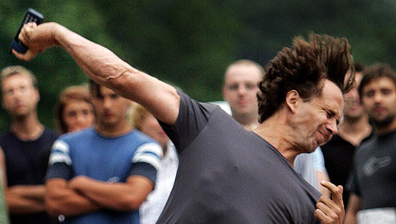 HANDYWEITWURF: Die Finnen als Erfinder der Sportart beherrschen seit Jahren auch die Weltmeisterschaften. 2012 siegte Ere Karjalainen mit der neuen Weltrekordweite von 101,46 Meter. Auch in Deutschland gibt es mittlerweile Wettbewerbe - dieses Bild stammt von einem Contest in Göttingen. HANDYWEITWURF: Die Finnen als Erfinder der Sportart beherrschen seit Jahren auch die Weltmeisterschaften. 2012 siegte Ere Karjalainen mit der neuen Weltrekordweite von 101,46 Meter. Auch in Deutschland gibt es mittlerweile Wettbewerbe - dieses Bild stammt von einem Contest in Göttingen.