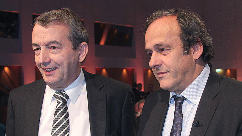 DFB-Chef Wolfgang Niersbach (links) wird als möglicher Nachfolger von UEFA-Präsident Michel Platini gehandelt - sollte der Franzose neuer FIFA-Boss werden. DFB-Chef Wolfgang Niersbach (links) wird als möglicher Nachfolger von UEFA-Präsident Michel Platini gehandelt - sollte der Franzose neuer FIFA-Boss werden.