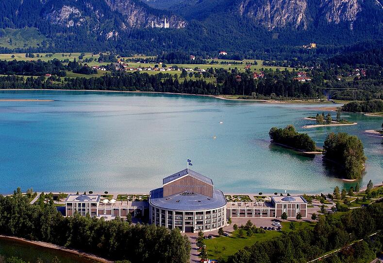 Am 153. Geburtstag des Königs, am 25. August 1998, wurde der Grundstein für das Festspielhaus Füssen gelegt am Forggensee im Angesicht von Schloss Neuschwanstein. Jetzt beherbergt es wieder ein Musical über Ludwig II. von Bayern.