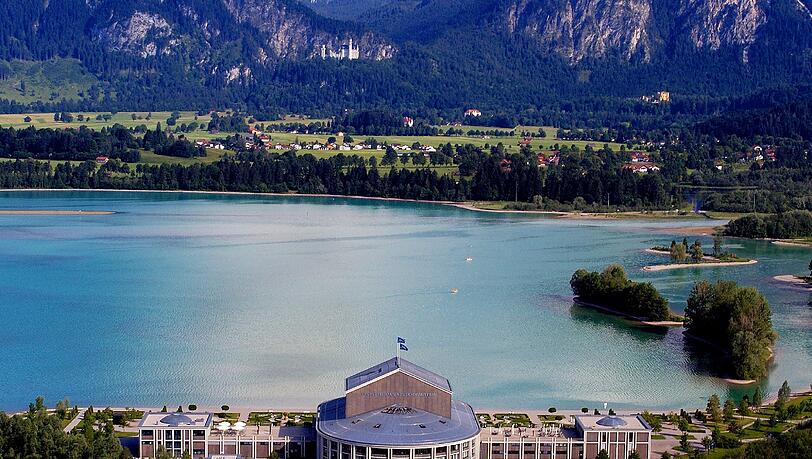 Am 153. Geburtstag des Königs, am 25. August 1998, wurde der Grundstein für das Festspielhaus Füssen gelegt am Forggensee im Angesicht von Schloss Neuschwanstein. Jetzt beherbergt es wieder ein Musical über Ludwig II. von Bayern. Am 153. Geburtstag des Königs, am 25. August 1998, wurde der Grundstein für das Festspielhaus Füssen gelegt am Forggensee im Angesicht von Schloss Neuschwanstein. Jetzt beherbergt es wieder ein Musical über Ludwig II. von Bayern.