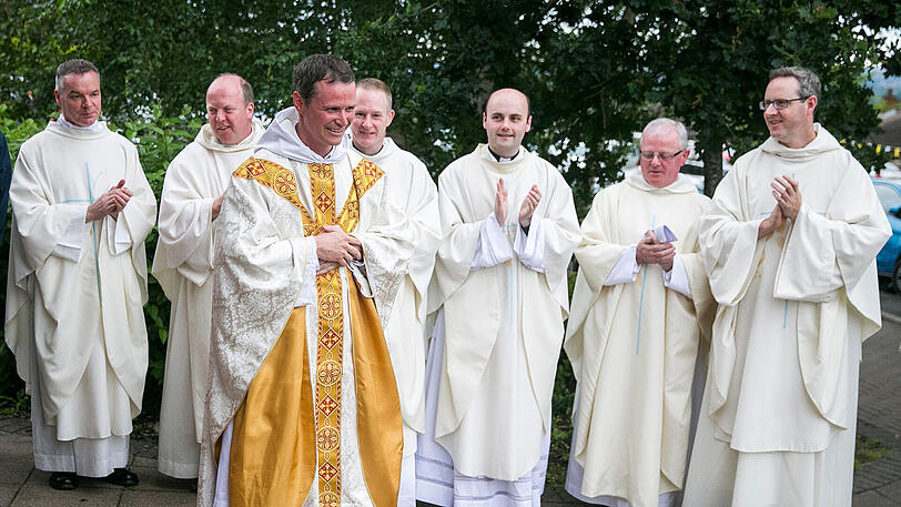 Priester applaudieren in Belfast dem ehemaligen Manchester United Spieler, Philip Mulryne (vorne), nach seiner Antrittsmesse.