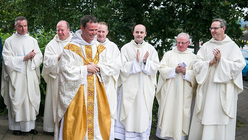Priester applaudieren in Belfast dem ehemaligen Manchester United Spieler, Philip Mulryne (vorne), nach seiner Antrittsmesse. Priester applaudieren in Belfast dem ehemaligen Manchester United Spieler, Philip Mulryne (vorne), nach seiner Antrittsmesse.
