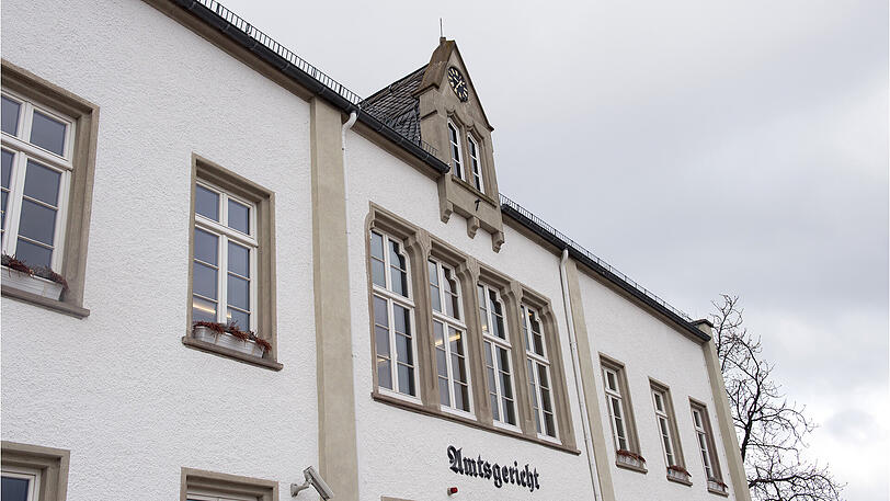 Im Amtsgericht Arnsberg ist heute der Auftakt im Prozess gegen eine Mutter, die laut Anklage ihren zwei Jahre alten Sohn verhungern ließ.