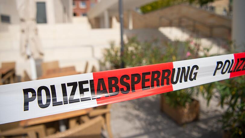Der Tatort, an dem der Tote am Mittwoch (19.09.) gefunden wurde, ist mit Absperrband gesichert.