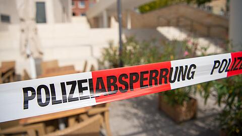 Der Tatort, an dem der Tote am Mittwoch (19.09.) gefunden wurde, ist mit Absperrband gesichert.