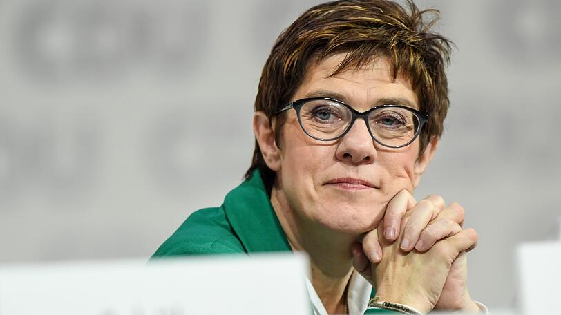 "Frauen verfügen und nutzen eben ein größeres Vokabular. Das ist ja bekannt." Annegret Kramp-Karrenbauer am 20. November bei der CDU-Regionalkonferenz in Idar-Oberstein auf die Anregung des Moderators, auf die Redezeit bei Antworten zu achten.