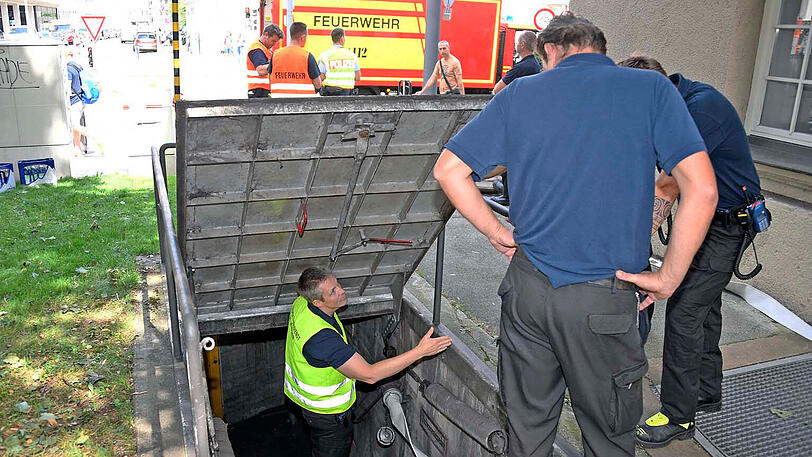 Bis zu 50 Zentimeter hoch steht das Wasser am Dienstag in einem Münchner S-Bahn-Tunnel. Der Zugverkehr ist lahmgelegt, die Feuerwehr ist stundenlang mit Abpumpen beschäftigt. Hunderttausende Menschen sind betroffen.