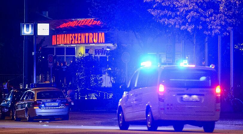 Ein 18-jähriger Münchner erschießt in Moosach neun Menschen, verletzt vier weitere und tötet sich später selbst. Lange ist unklar, ob er allein handelt. Die Stadt ist im Ausnahmezustand.