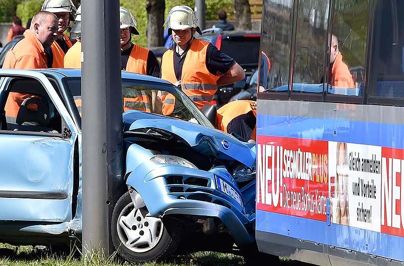 Bilder vom Verkehrsunfall in der Cosimastraße. Eine Tram kolliderte mit einem Pkw.