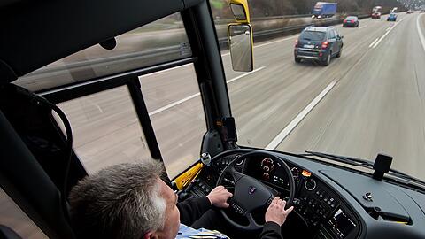 Der Busfahrer verriegelte die Türen bis zum Eintreffen der Polizei. (Archivbild)