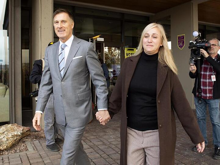 Maxime Bernier, Gründer und Vorsitzender der Volkspartei von Kanada, verlässt mit seiner Frau Catherine Letarte ein Wahllokal.