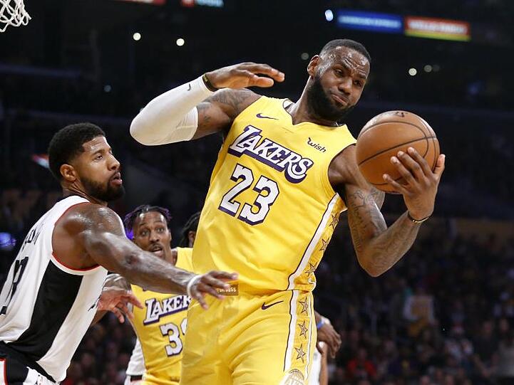 LeBron James (r) musste sich im Derby mit den Los Angeles Lakers Paul George mit den Clippers geschlagen geben.