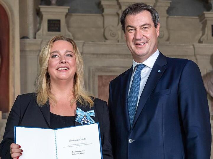Katharina Wagner bekommt von Markus Söder (CSU), Ministerpräsident von Bayern, den bayerischen Verdienstordens überreicht. Foto: Peter Kneffel