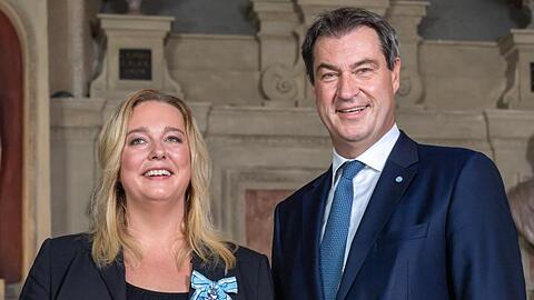 Katharina Wagner bekommt von Markus Söder (CSU), Ministerpräsident von Bayern, den bayerischen Verdienstordens überreicht. Foto: Peter Kneffel