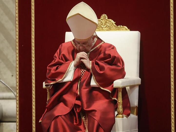 Papst Franziskus feiert im Petersdom die Karfreitagsliturgie.