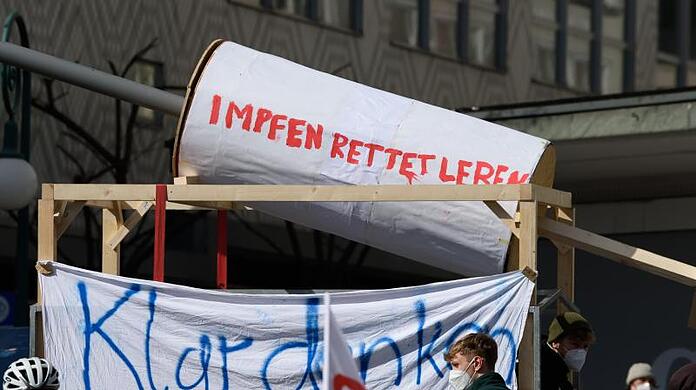 Eine symbolische Impfspritze ist bei einer Kundgebung des "Bündnis gegen Rechts" im Vorfeld einer Kundgebung unter dem Motto "Freie Bürger Kassel - Grundrechte und Demokratie" zu sehen.