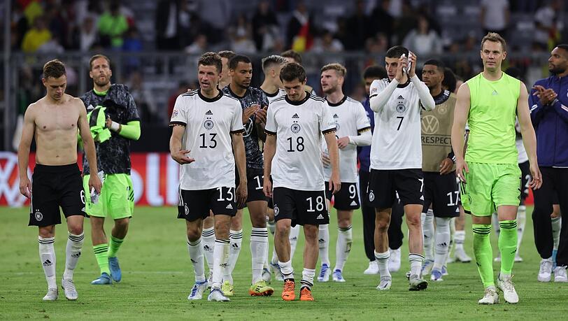 "Es ist eine bittere Note, dass du wieder keinen Dreier einfährst", sagt der frustrierte Müller (Nummer 13) nach dem späten 1:1 der Engländer in der Nations League.
