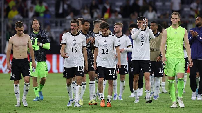 "Es ist eine bittere Note, dass du wieder keinen Dreier einfährst", sagt der frustrierte Müller (Nummer 13) nach dem späten 1:1 der Engländer in der Nations League.