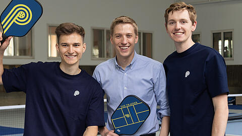 Prominenter Besuch: Pascal Iwkin (links) und Tobias Schmidt nehmen Münchens Zweiten Bürgermeister Dominik Krause in die Mitte.
