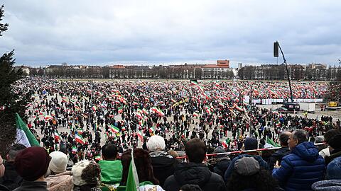 Bis zum Nachmittag z&auml;hlte die Polizei bereits 200.000 Teilnehmer auf der Iran-Demo auf der Theresienwiese.